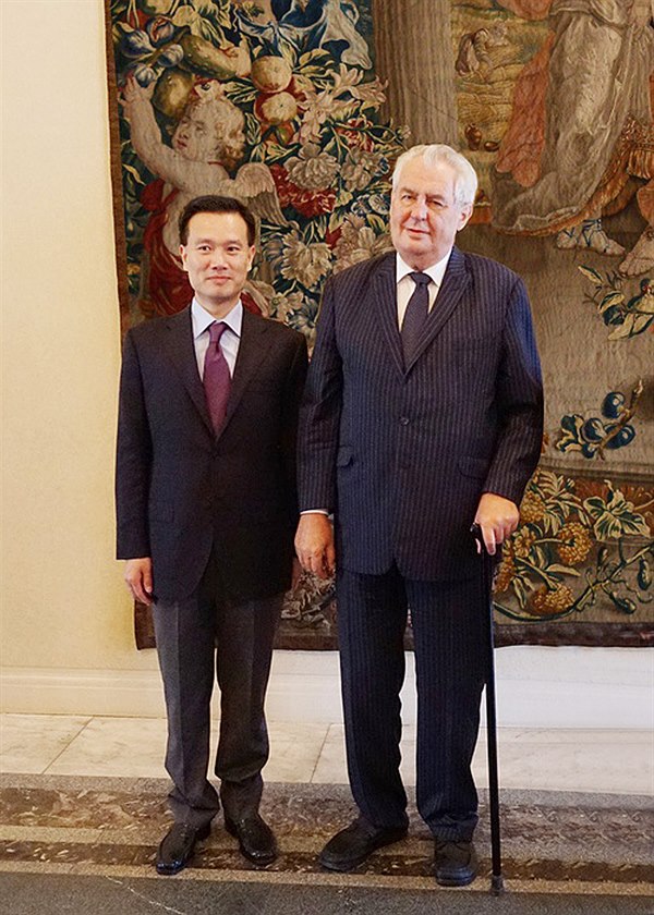 Czech president Miloš Zeman with CEFC chairman Ye Jianming, January 2016. Source: Wj887, CC-BY-SA, via Idnes.